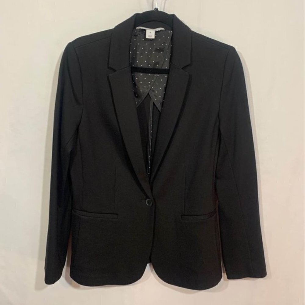𝅺WOMAN’S black blazer with stretch. Size medium. New condition.